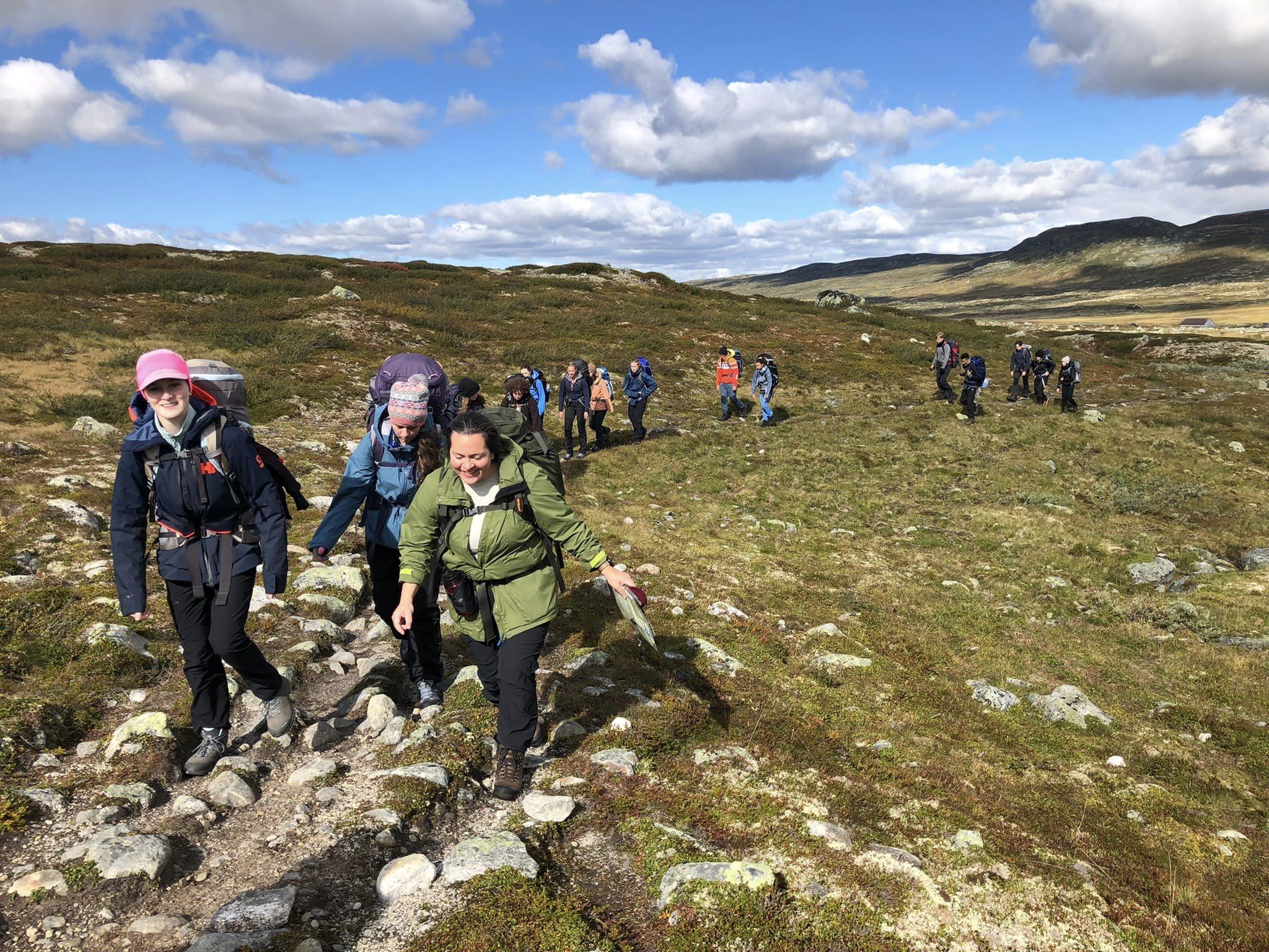 Elever som går på sti over Hardangervidda