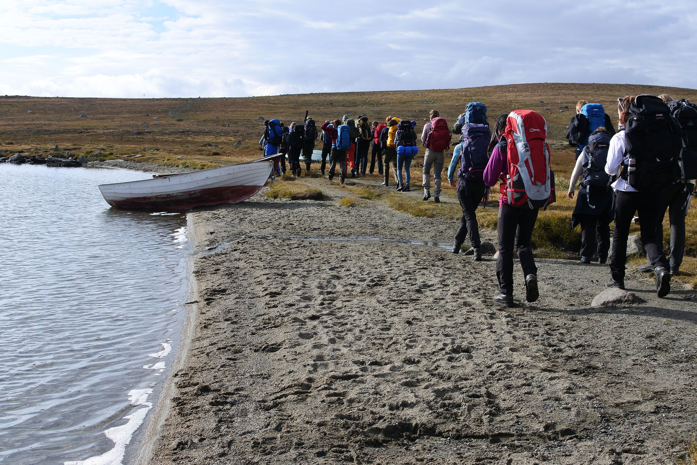 Elever som går på sti over Hardangervidda