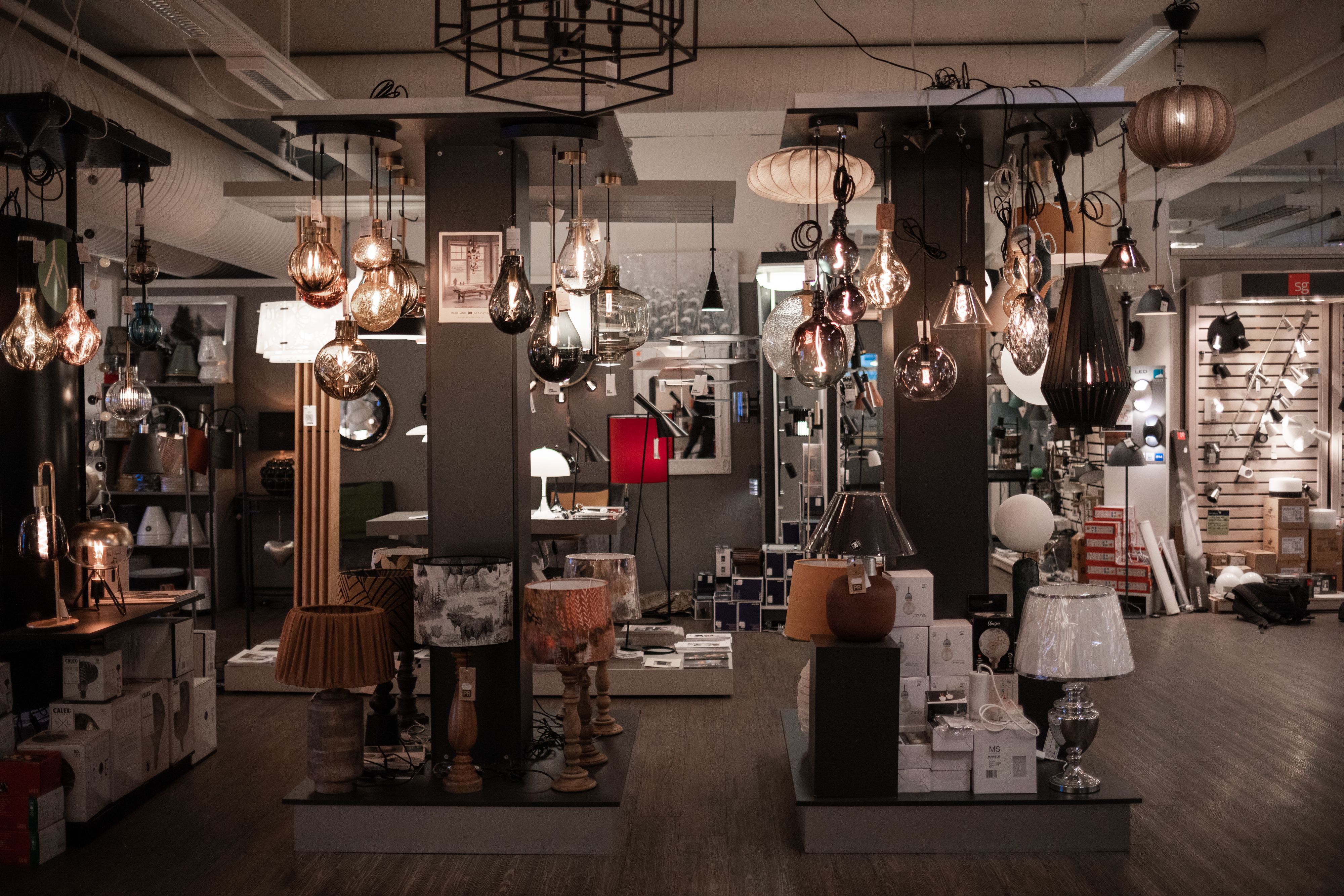 Bilde av omgivelsene i lampebutikken til Valdres installasjon, med både taklamper, bordlamper, vegglamper og gulvlamper