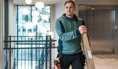 En mannlig elektriker som skal montere Glamox Wireless