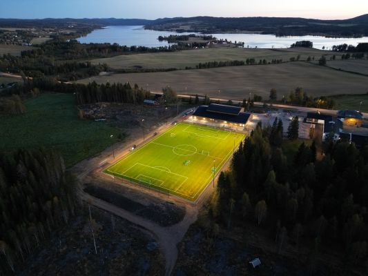 Opplyst fotballbane, belyst av Lyskomponenter