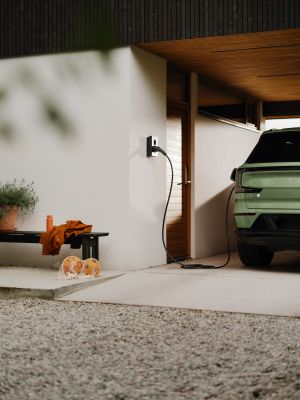 Zaptec Go2 elbillader montert på husvegg