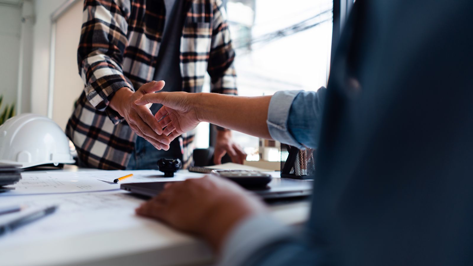 elektriker, byggherrer som gjør en avtale