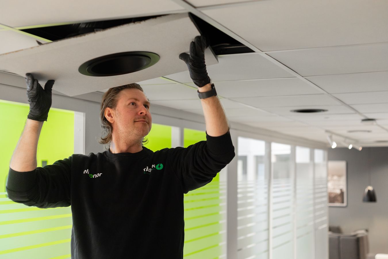 elektriker fra elkonor som monterer takbelysning på kontor