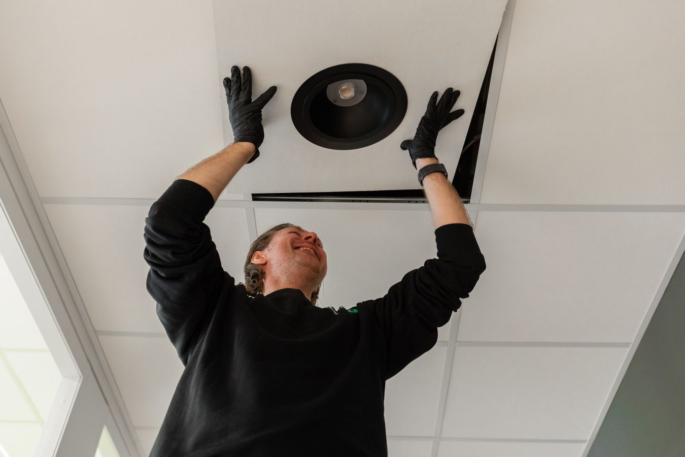 elektriker fra elkonor som monterer takbelysning på kontor