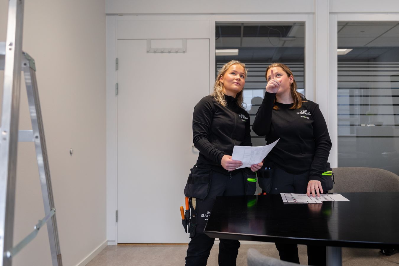 Kvinnelige elektrikere elkonor