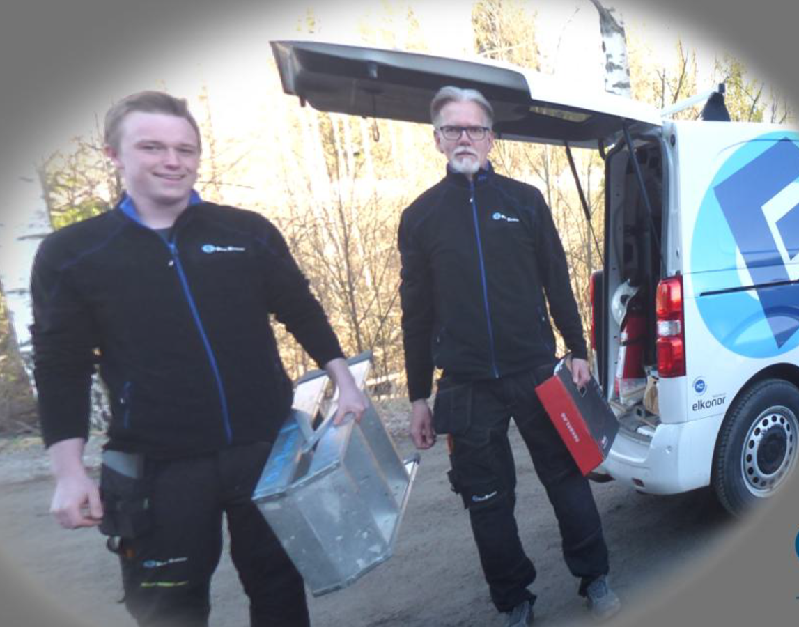 kvinne justerer lyset med en dimmer