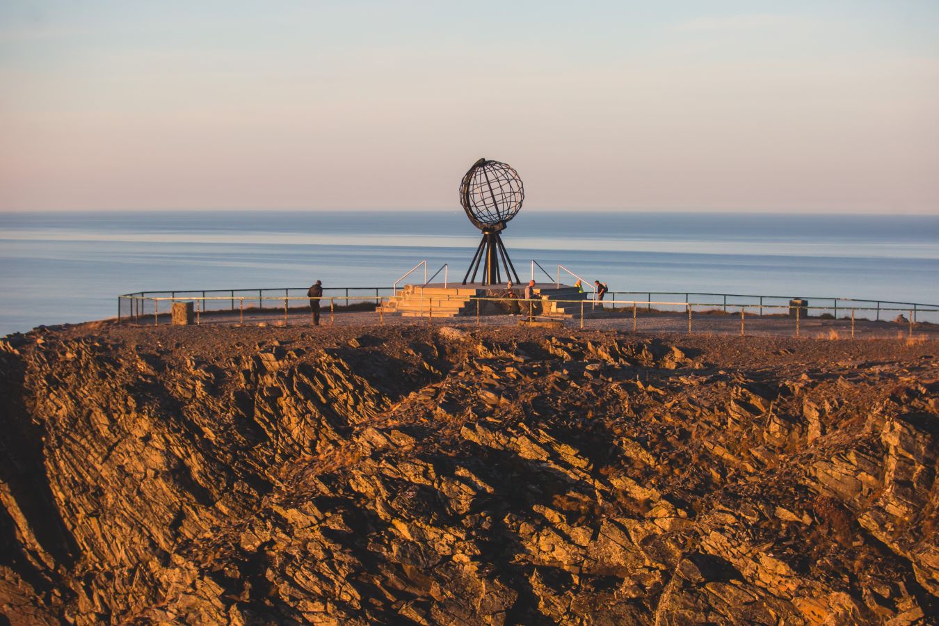 Panoramabilde av det ikoniske globus-monumentet på Nordkapp som står plassert på et klippeplatå høyt over havet. Finnmark Norge Norway