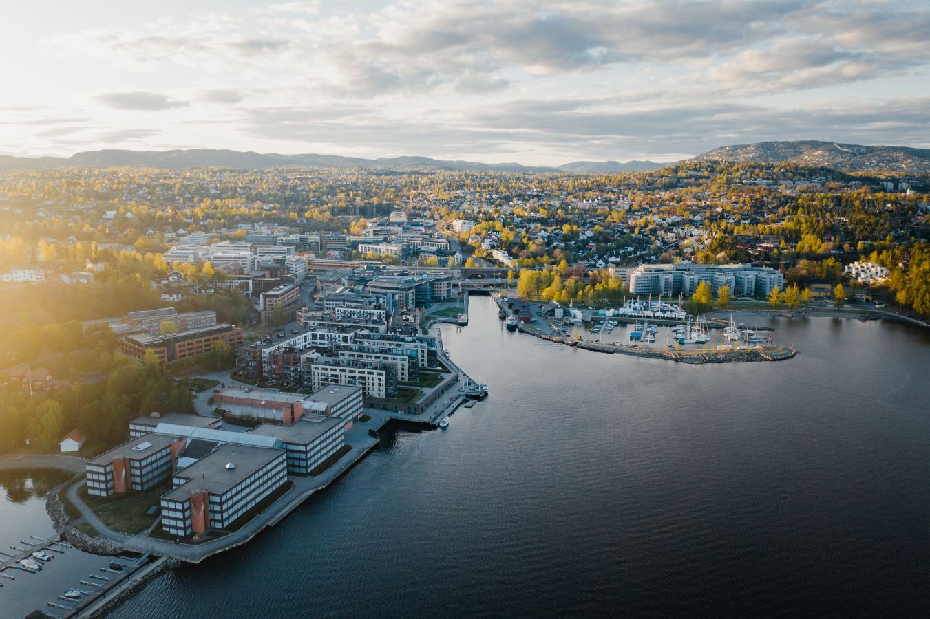 Panoramabilde av Lysaker. Moderne bygninger ligger langs havet. Akershus Norge Norway