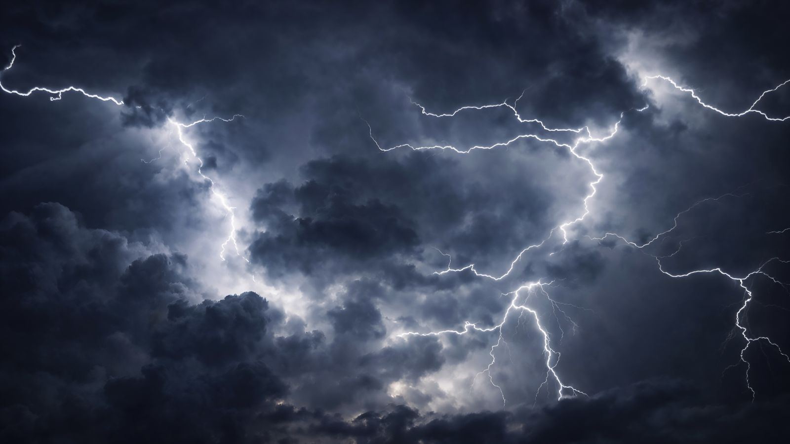 Masse lyn over en dramatisk himmel
