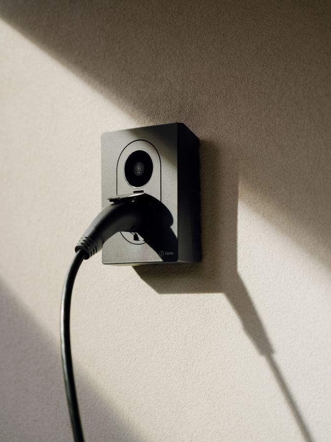 Bilde an en zaptec lader på en murvegg. 