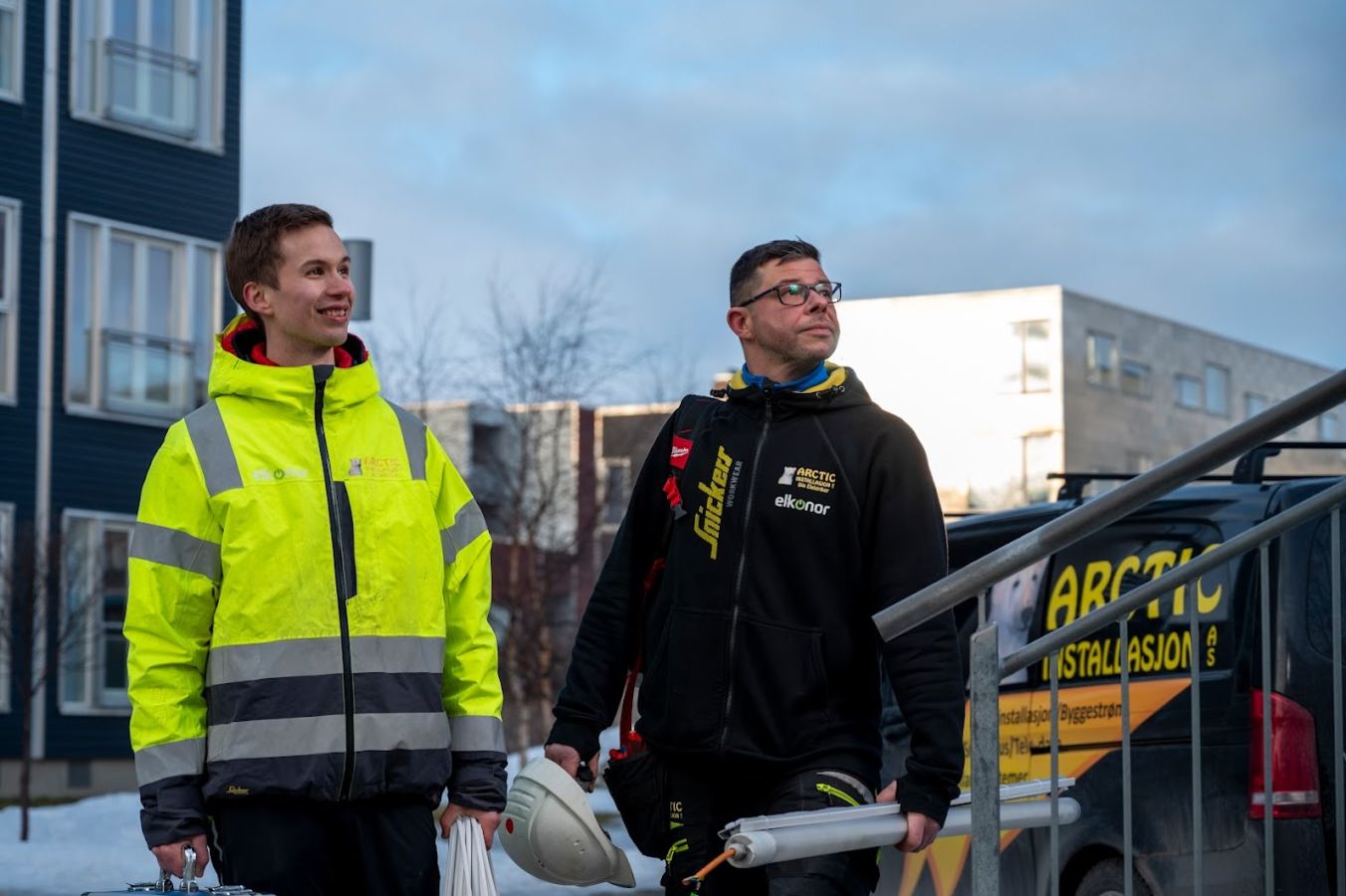 kvinne justerer lyset med en dimmer
