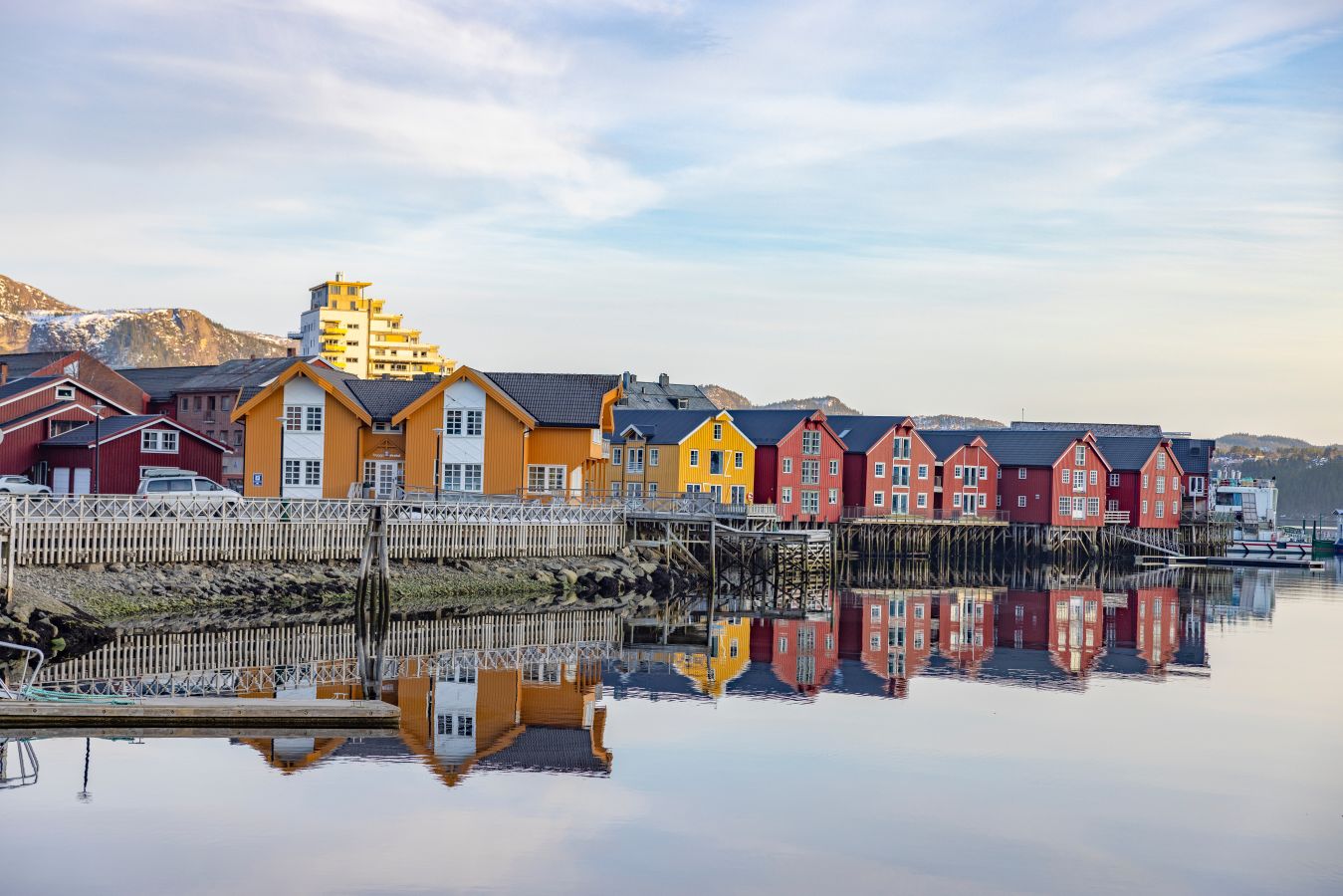 Panaramabilde av Namsos med gule og røde hus på kaia. 