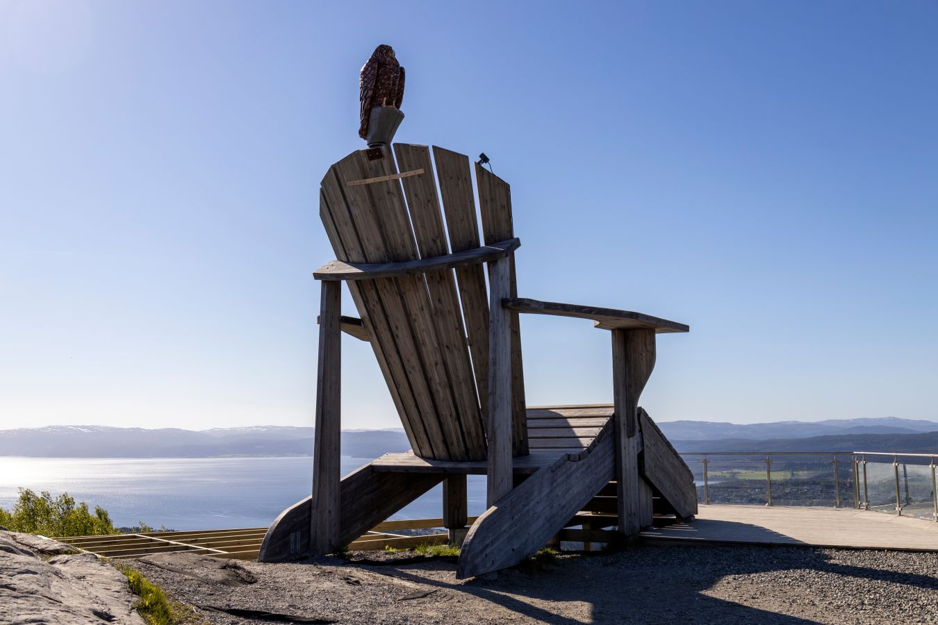 Bilde av en stol på en høyde over Steinkjer. 