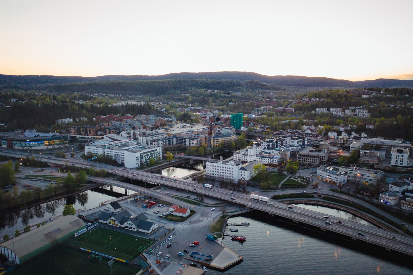 Flyfoto av Sandvika by. 
