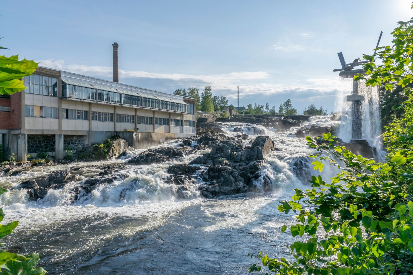 Bilde av Høneføss med elv og industribygg