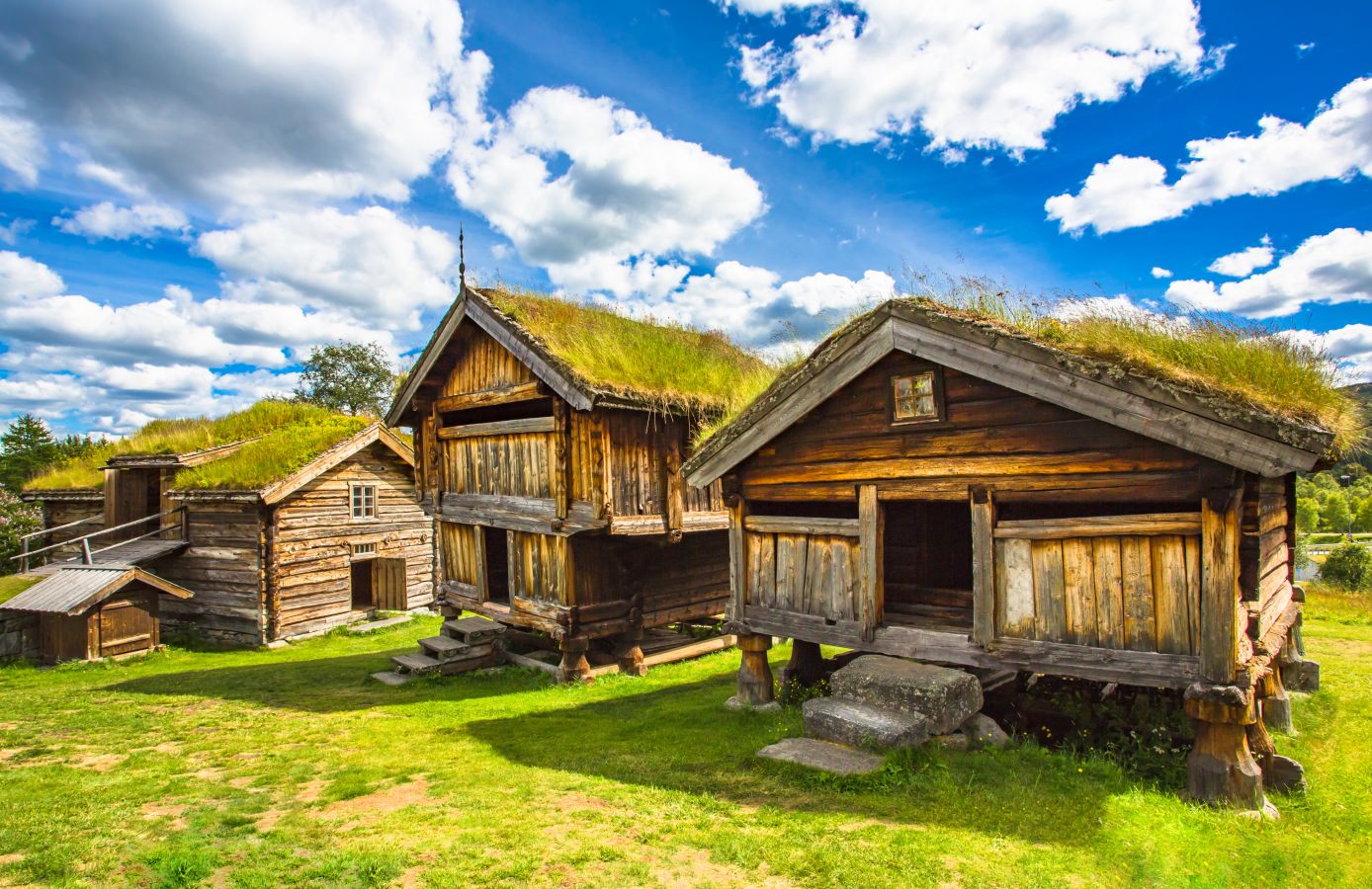 Gamle stabburd på et tun med blå himmel Geilo.