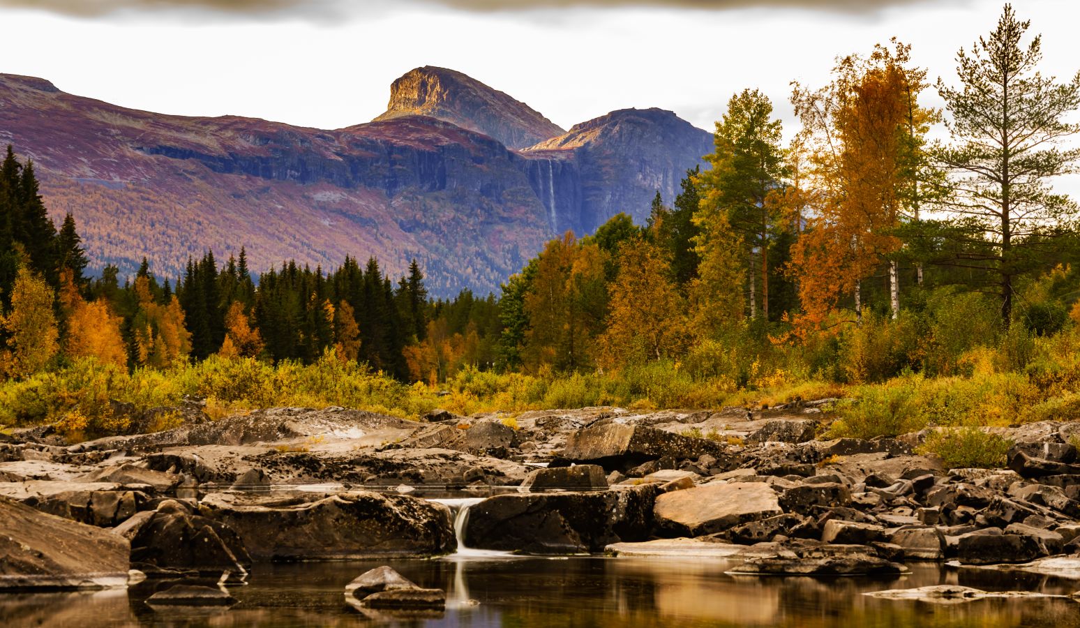 Panaramabilda av fjell i Hallingsdal. 