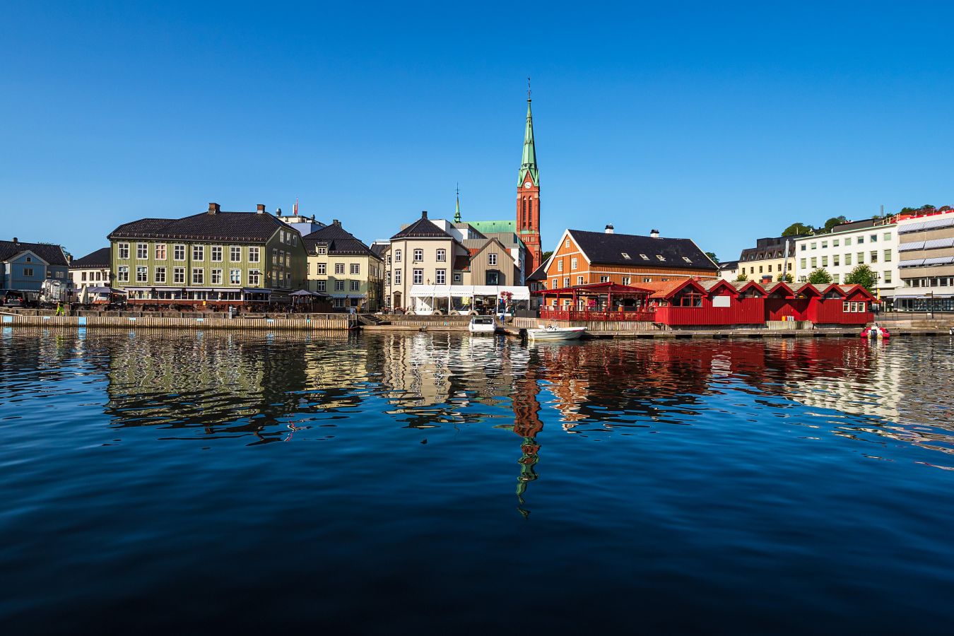 Bilde av Arendal sentrum med havet og bygnininger i bagkrunnen