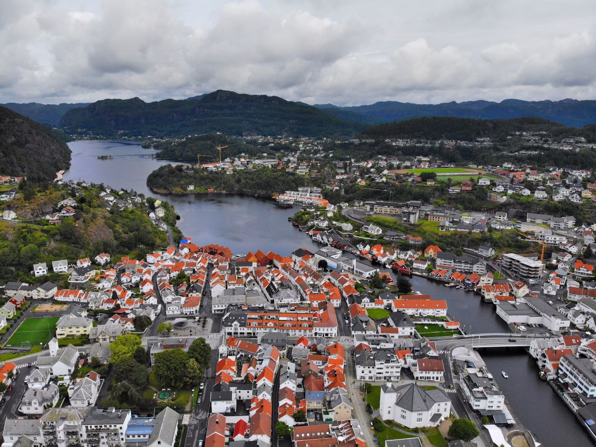 Flyfoto av Flekkefjord tett begyggelse 