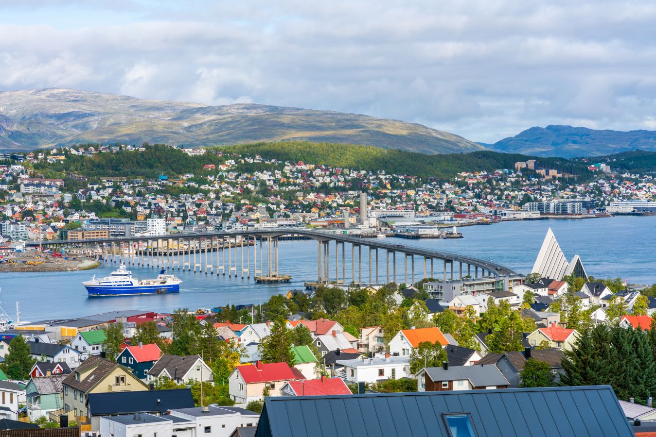 Flyfoto av Tromsø i Troms bro med hus