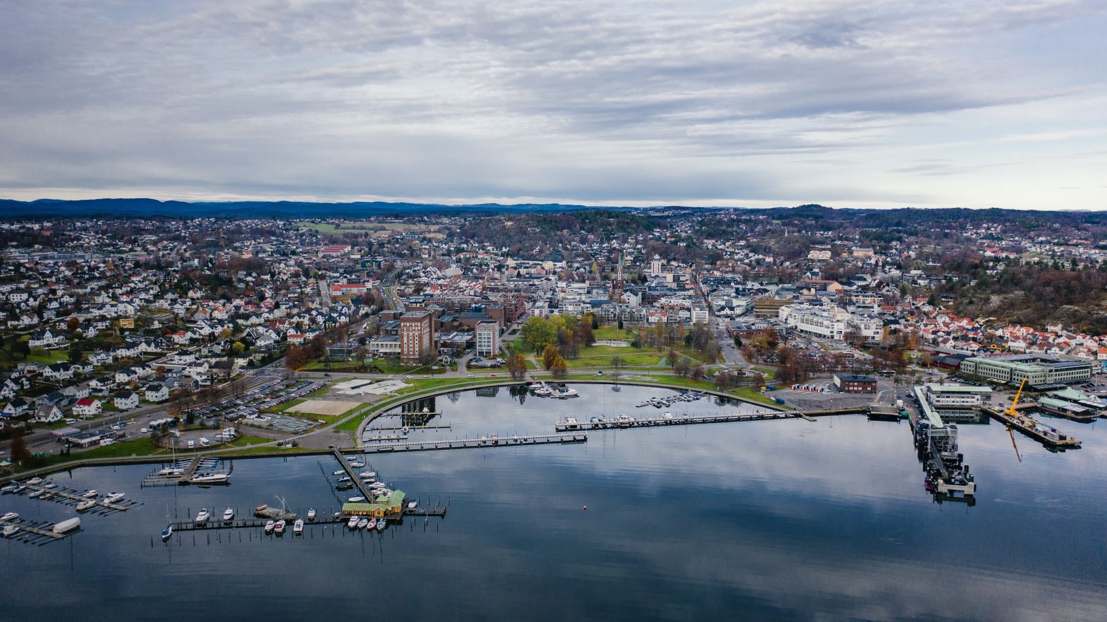 Flyfoto av Sandefjord i Vestfold med sjøen og begyggelse. 