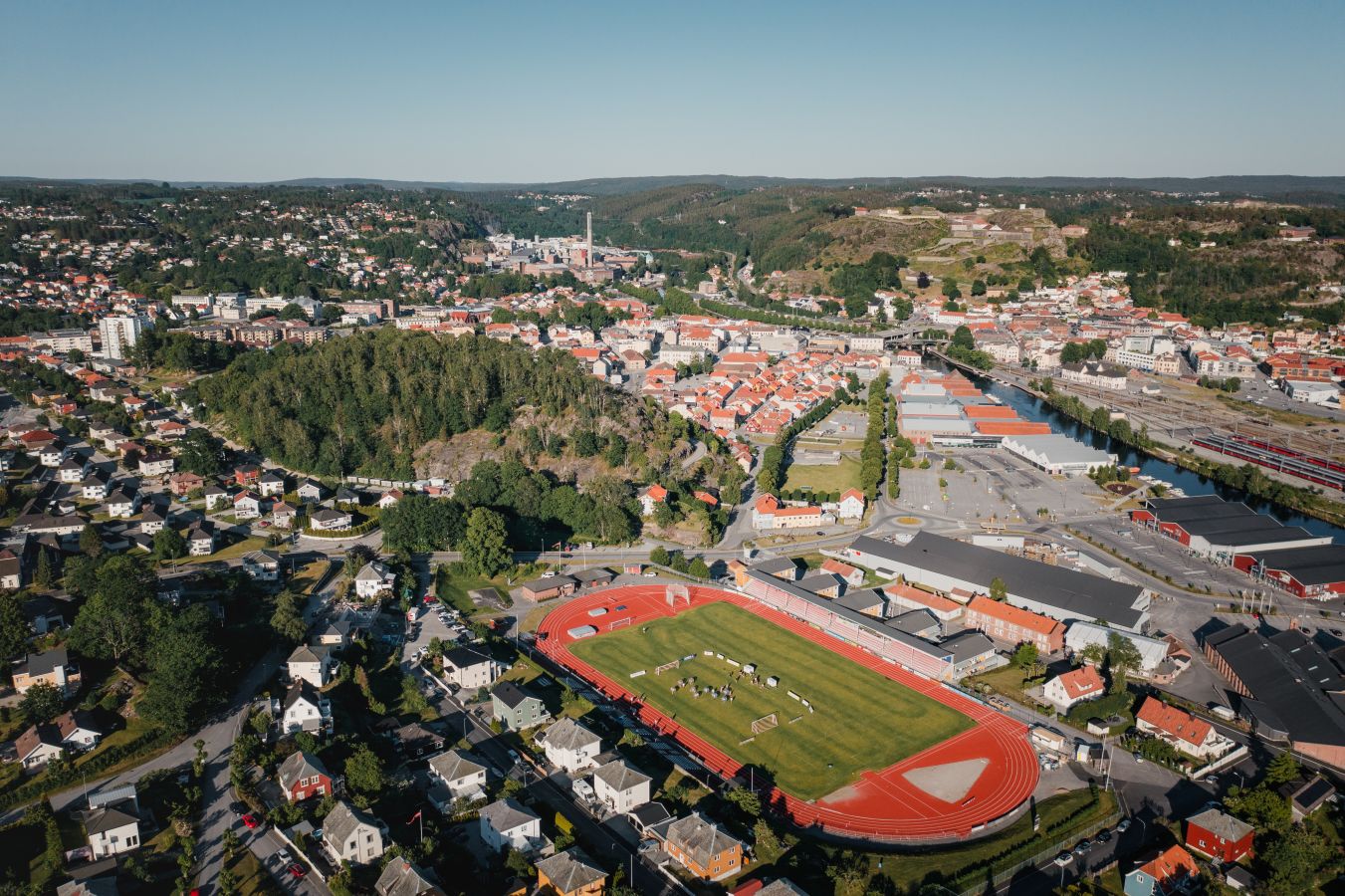 Flyfoto av Sarpsborg i Østfolrd med fotballstadion