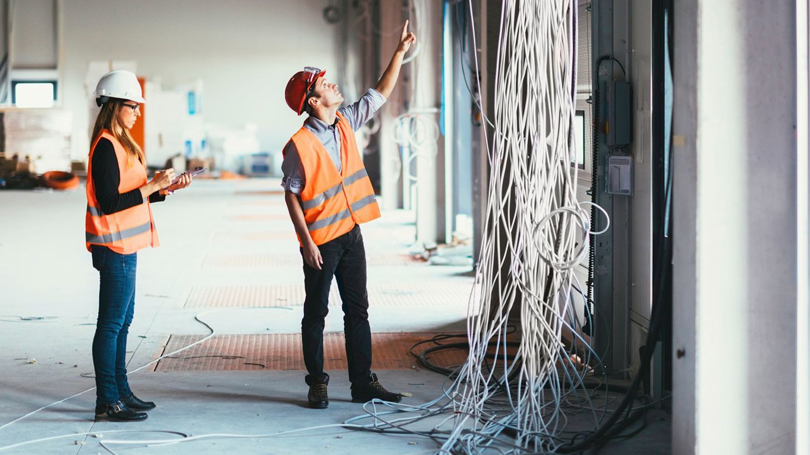 Kabler fra Nexans med to elektrikere
