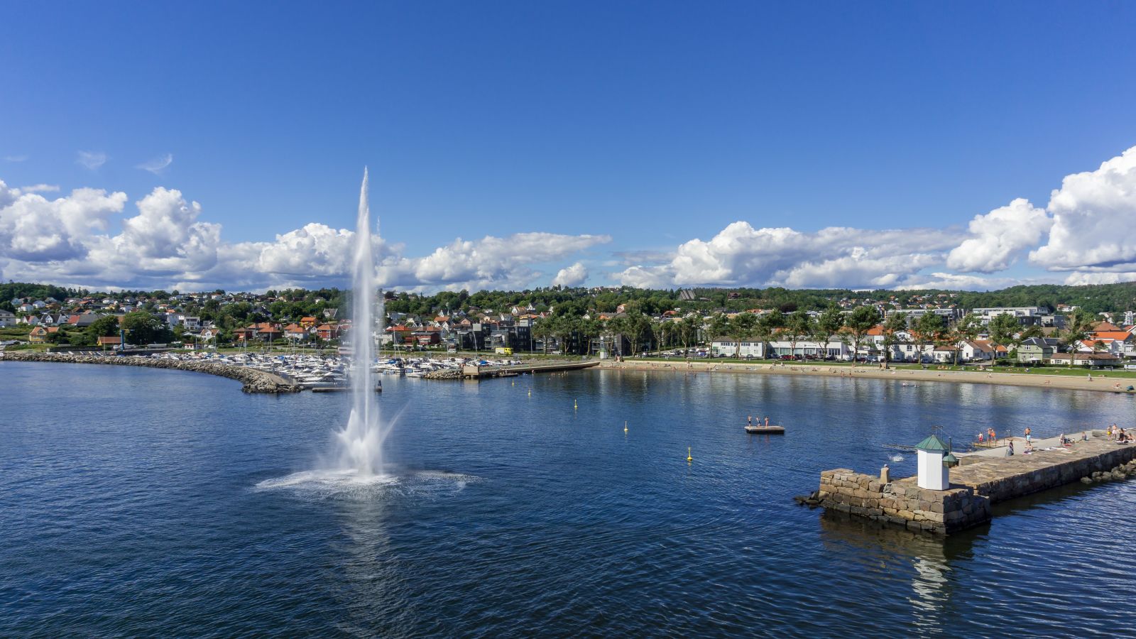 Flyfoto av Moss i Østfold med fontene og strandliv