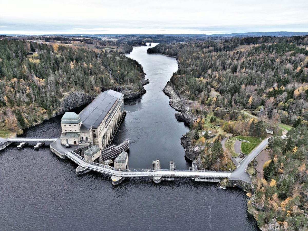 Flyfoto av Solbergfoss kraftanlegg i Askim Østfold