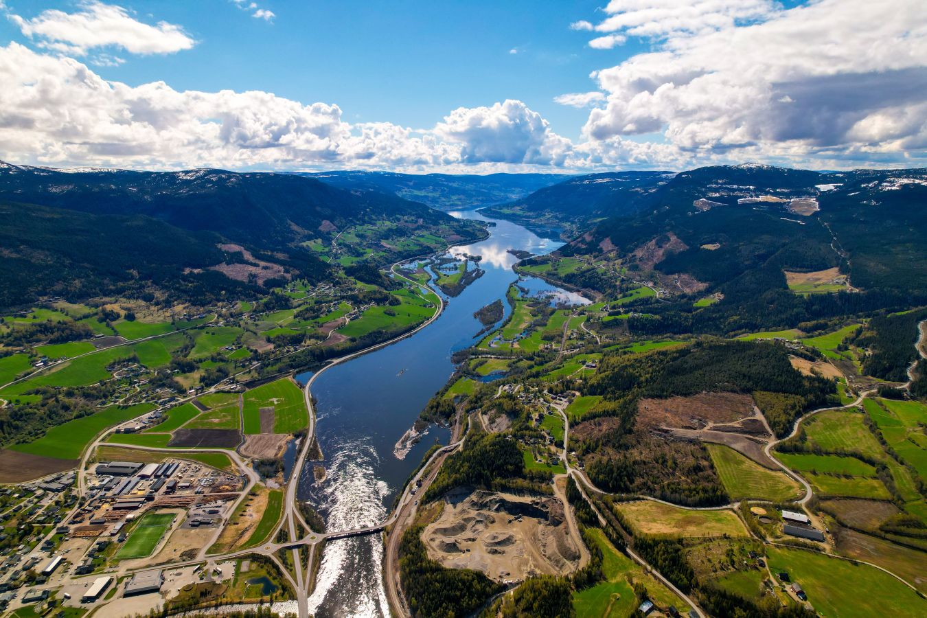 Flyfoto av Gudbrandsdalen med elva og begbyggelse. 