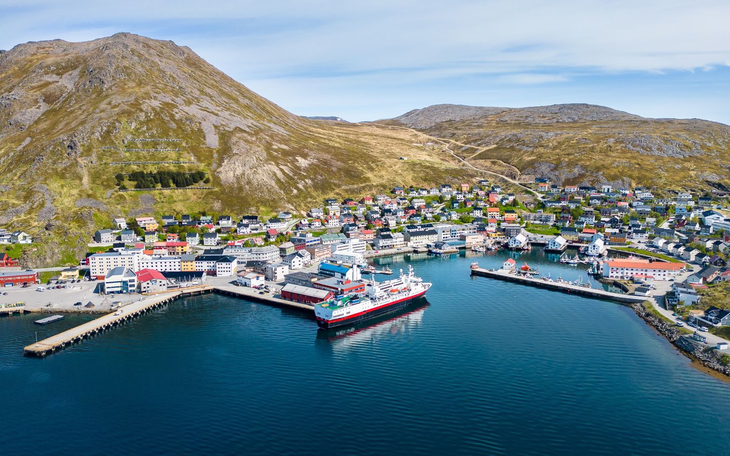 Flyfoto av Honningsvåg i Finnmark med sjøen og byen.