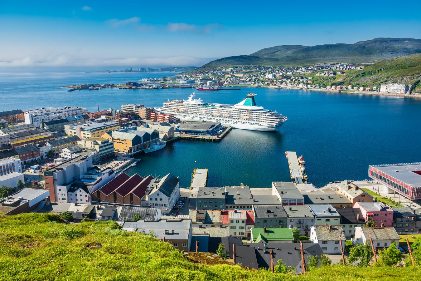 Flyfoto av Hammerfest i Finnmark med byen og sjøen.