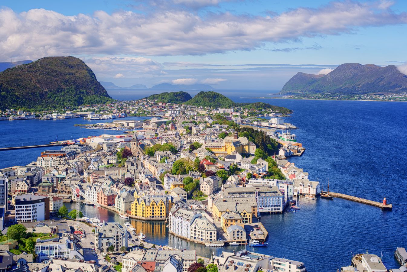 Flyfoto av Ålesund i Møre og Romsdal med byen og havet. 