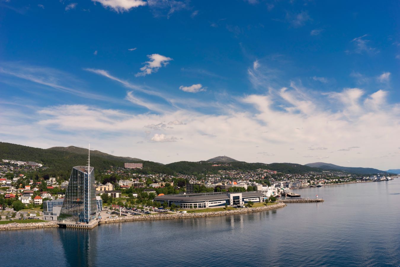 Flyfoto av Molde i Møre og Romsdal med byen og havet.