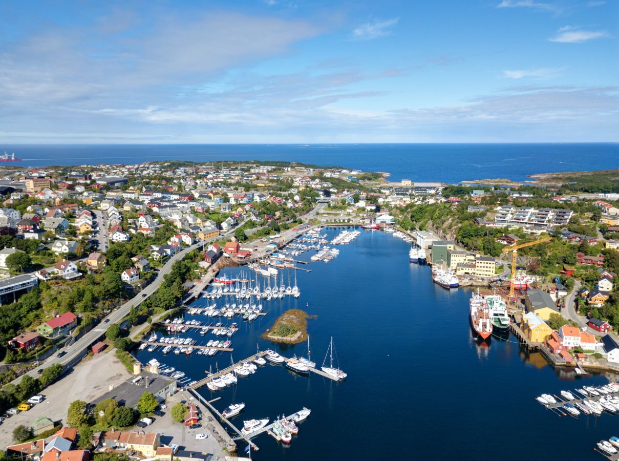 Flyfoto av Kristiansund i Møre og Romsdal med byen og hanva.