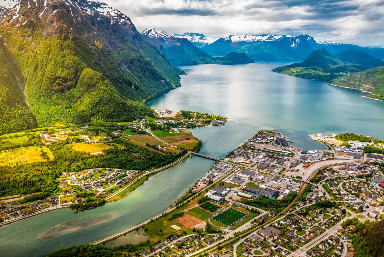 Flyfoto av Åndalsnes i Møre og Romsdal med byen og fjorden
