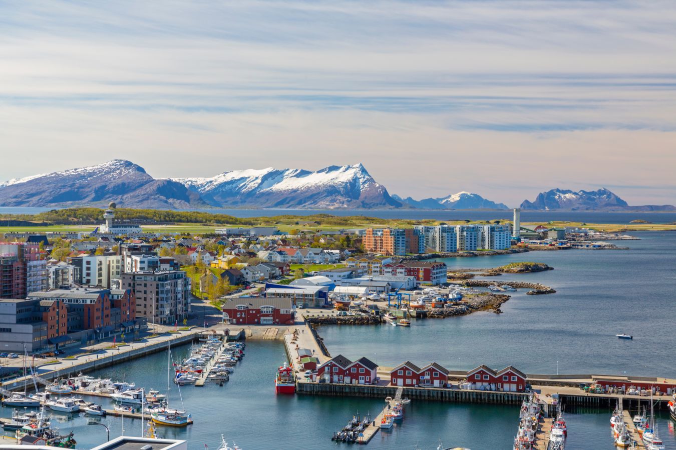 Flyfoto av Bodø i Nordland med havna og fjellene