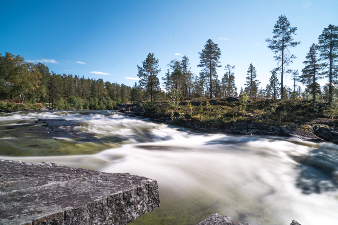 Bilde av en foss gjennom landskap i Mo i Rana Nordland