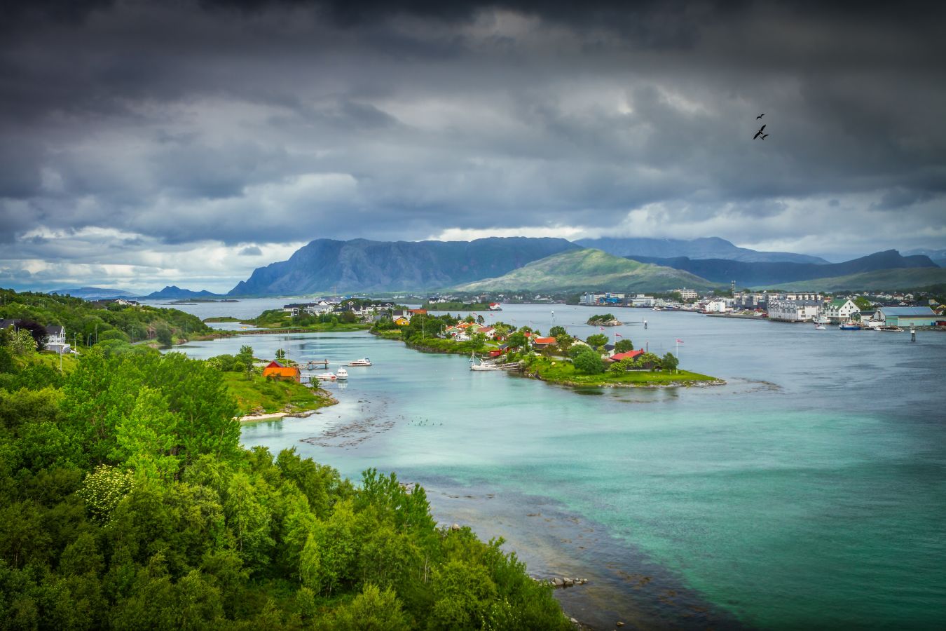 Flyfoto av Brønnøysund i Nordland med byen og havet.