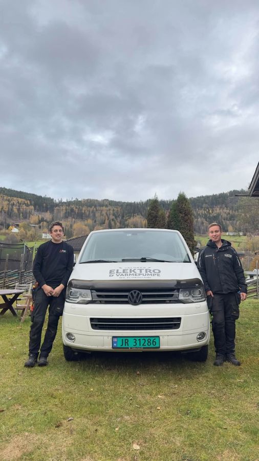 André og Egil fra Valdres Elektro & Varmepumpe ved firmabilen på oppdrag i Valdres