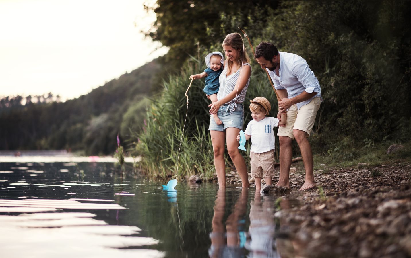 en familie på fire som er på fisketur