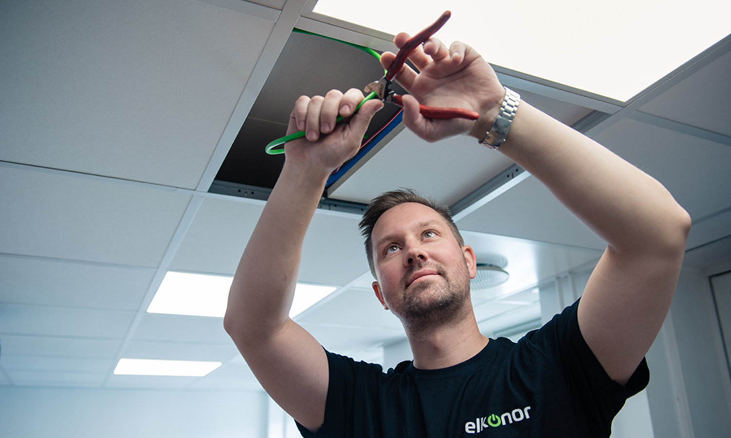 Elektriker fra elektrikerkjeden Elkonor i arbeid