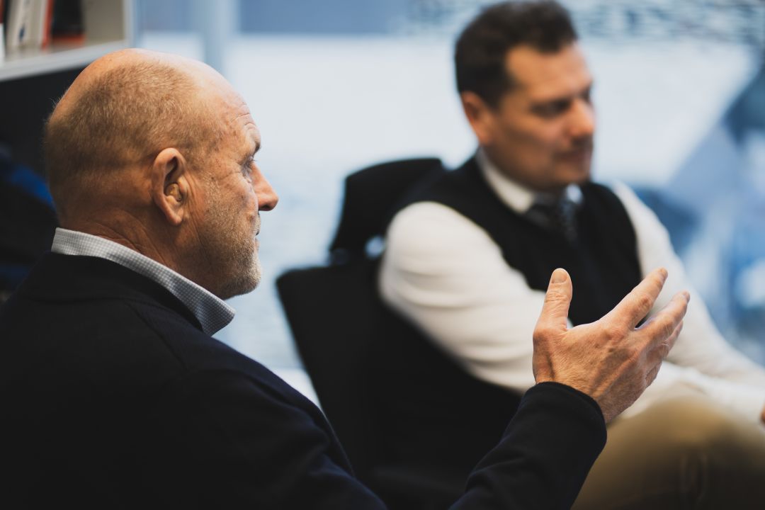 Two generations of Fjell employees in discussion about a project.