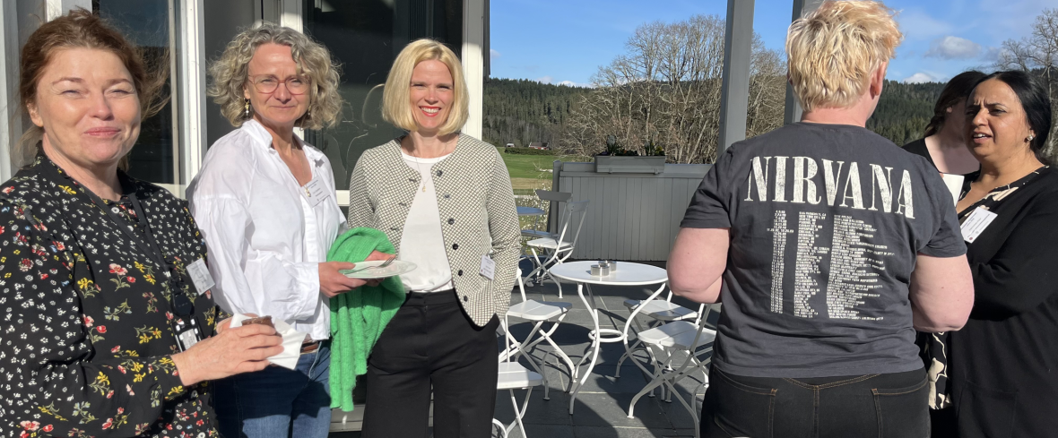 Figur 2: Deltakarane nytta dei korte pausane til å nyte sol og frisk luft.