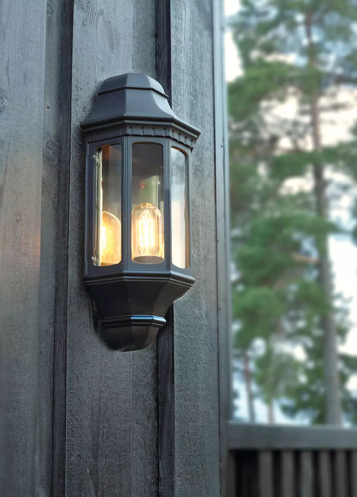 vegglampe på utsiden av et bygg