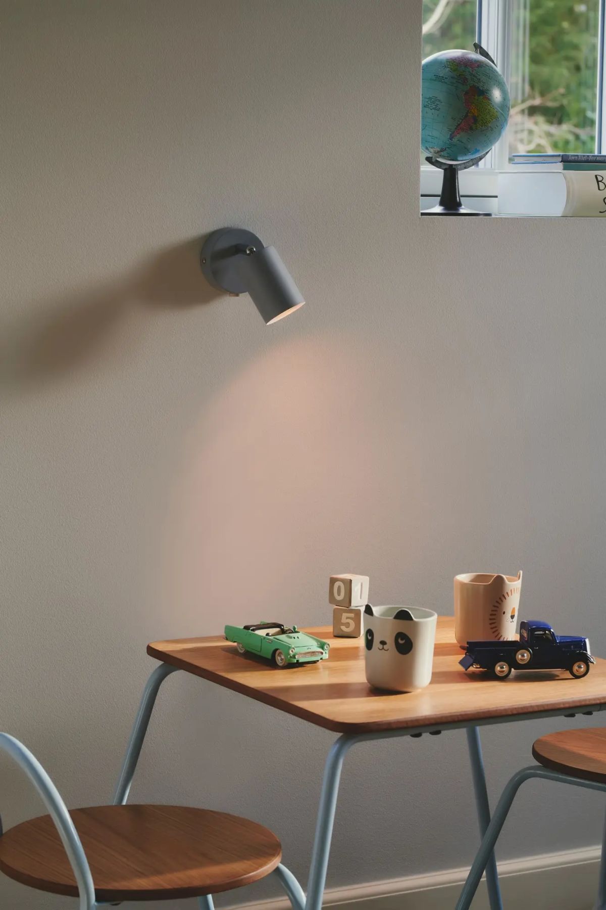 vegglampe over lite bord