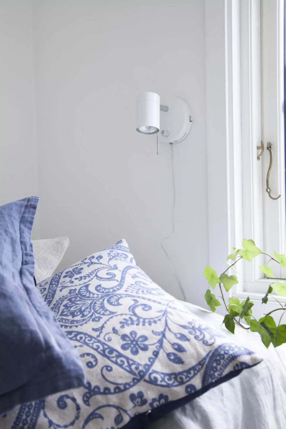vegglampe over seng