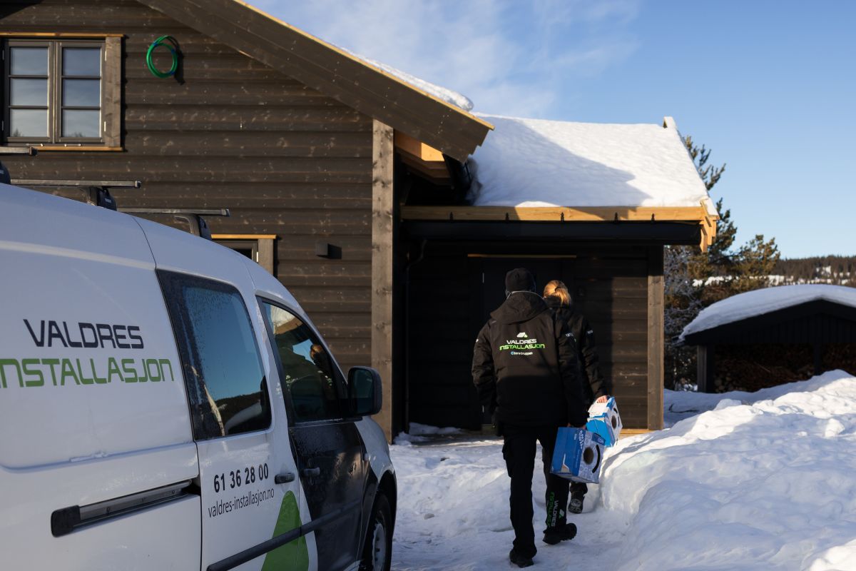 Elektriker i valdres Installasjon på vei inn til å jobbe med det elektriske anlegget på hytte