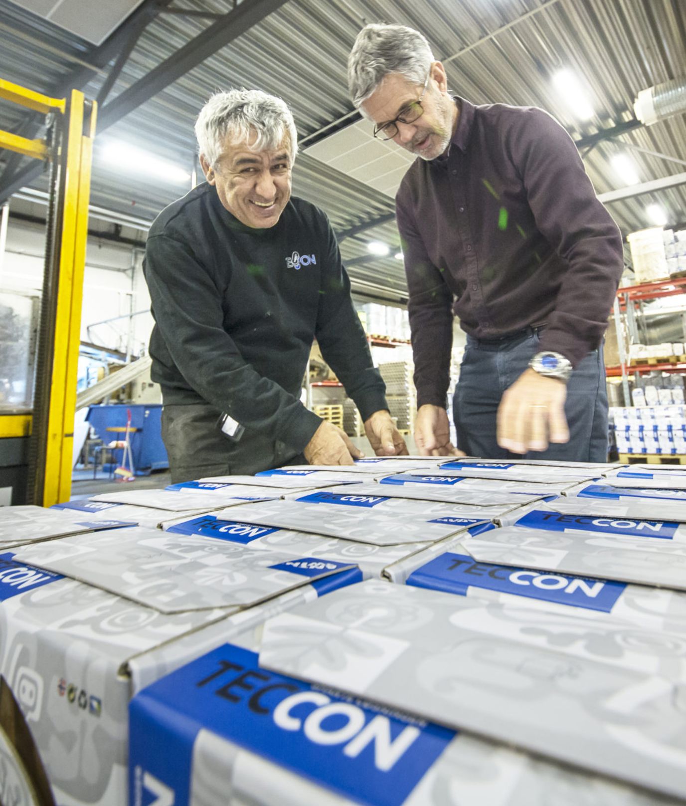 To menn som jobber på lageret til Teccon